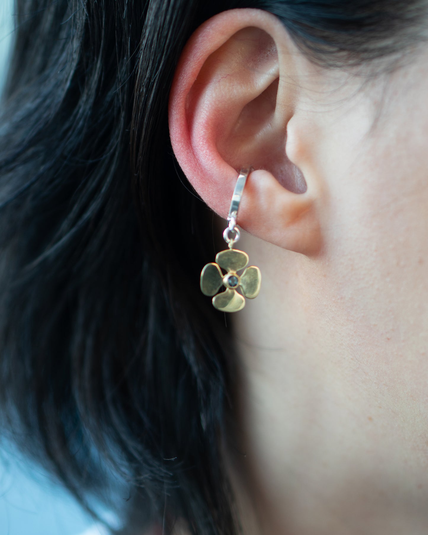 MAMIKO ODA PADDLEPEG EAR CUFF / LONDON BLUE TOPAZ