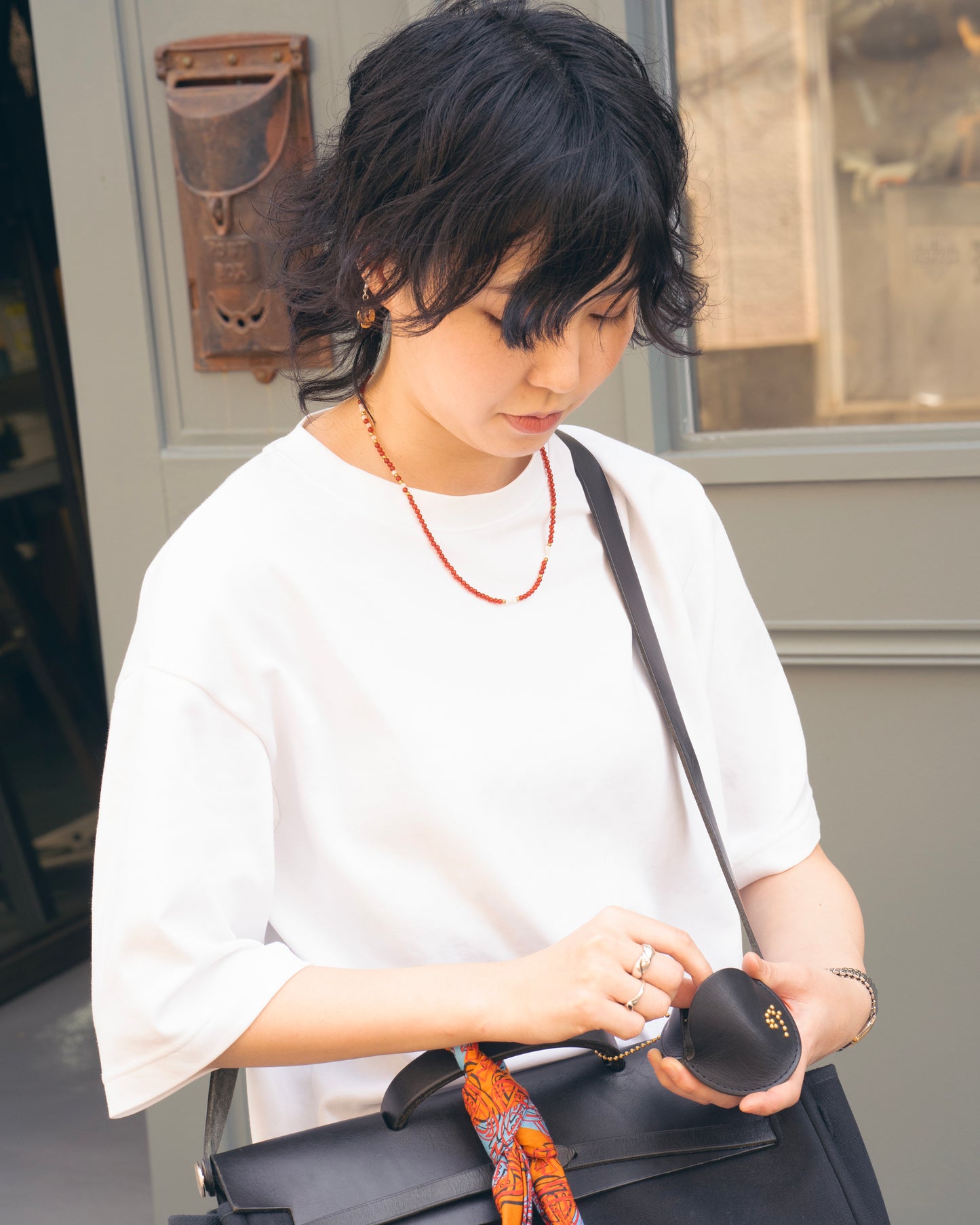 着用｜Mamiko Oda（小田満美子）× Judy On The Roof. MAMIKO ODA LEATHER MULTI CASE｜BLACK｜Oda Judy Shop 5