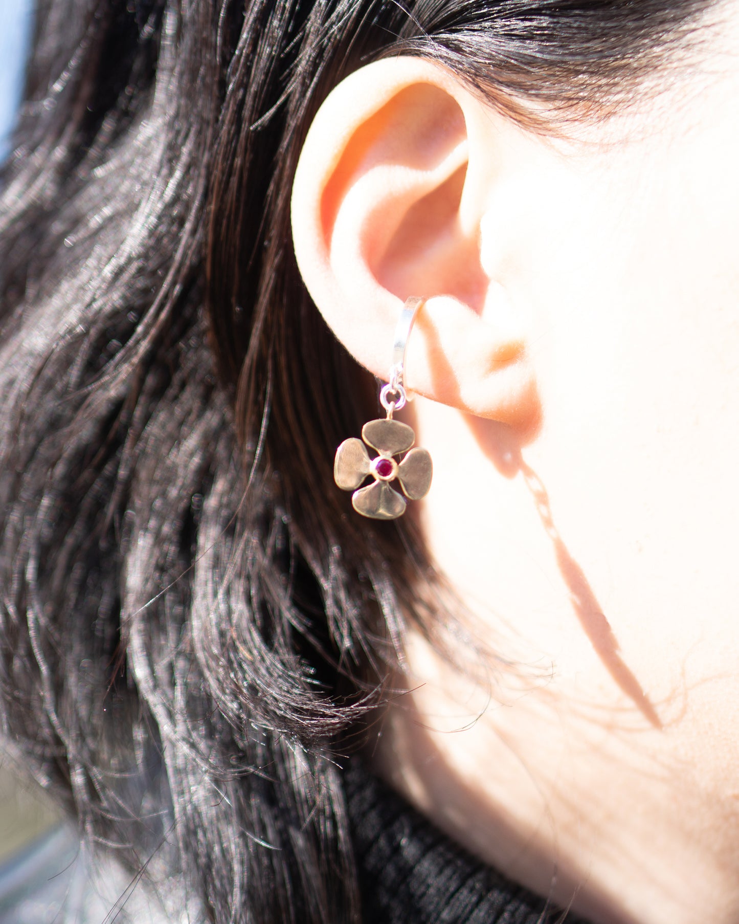 Mamiko Oda（小田満美子）× Judy On The Roof. イヤーカフ（合成ルビー／着用）3｜Oda Judy Shop