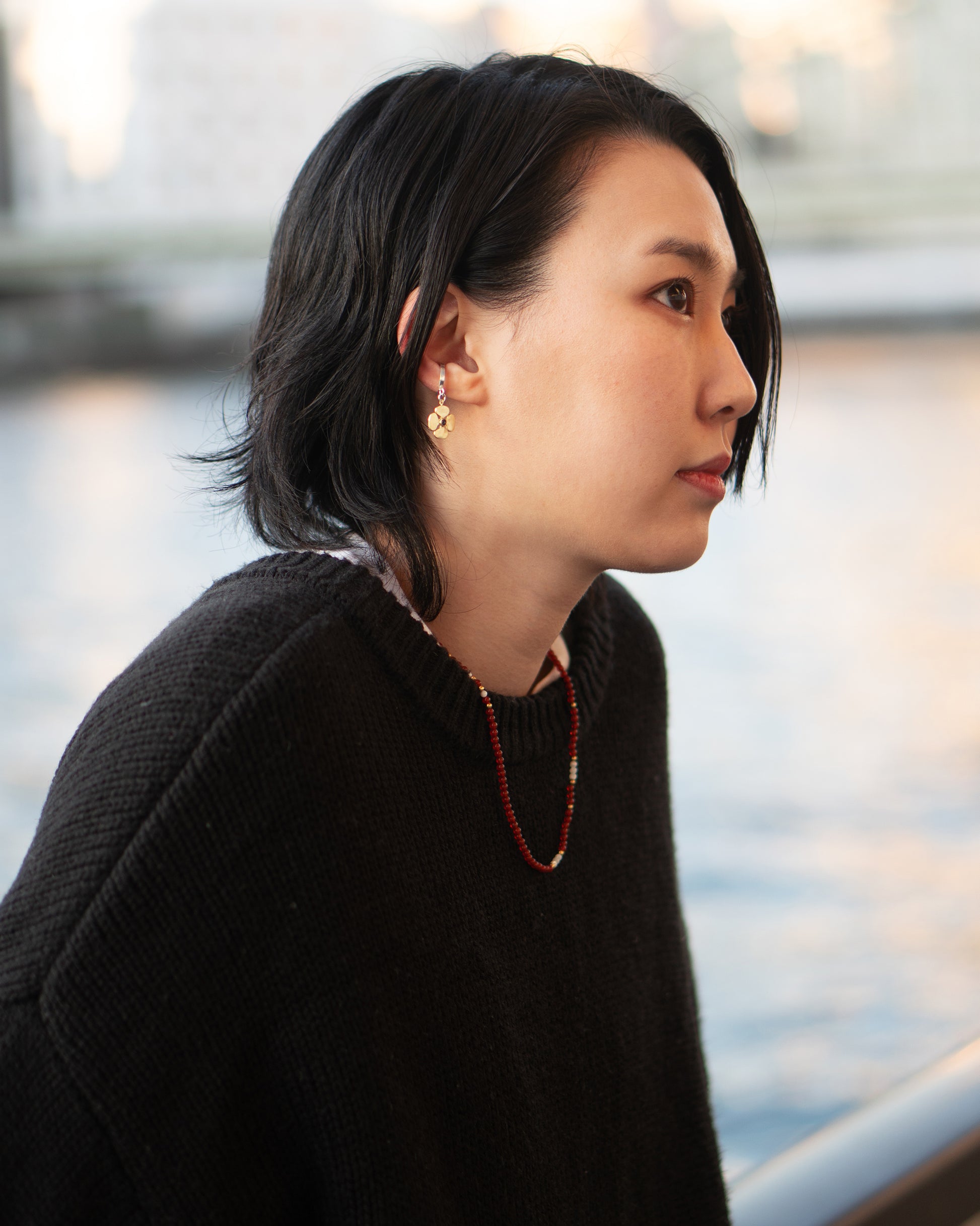 Mamiko Oda（小田満美子）× Judy On The Roof. イヤーカフ（合成ルビー／着用）1｜Oda Judy Shop