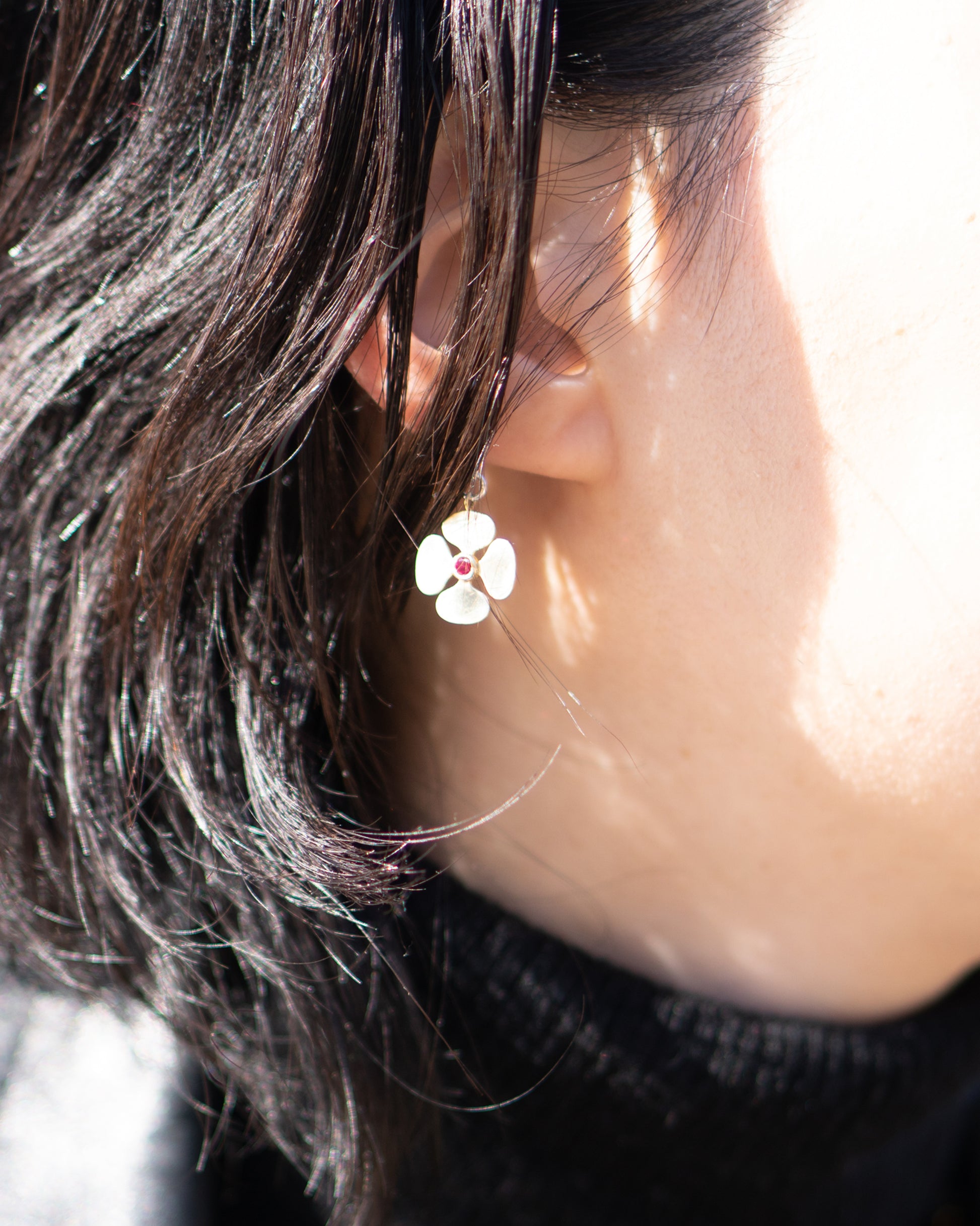 Mamiko Oda（小田満美子）× Judy On The Roof. イヤーカフ（合成ルビー／着用）5｜Oda Judy Shop