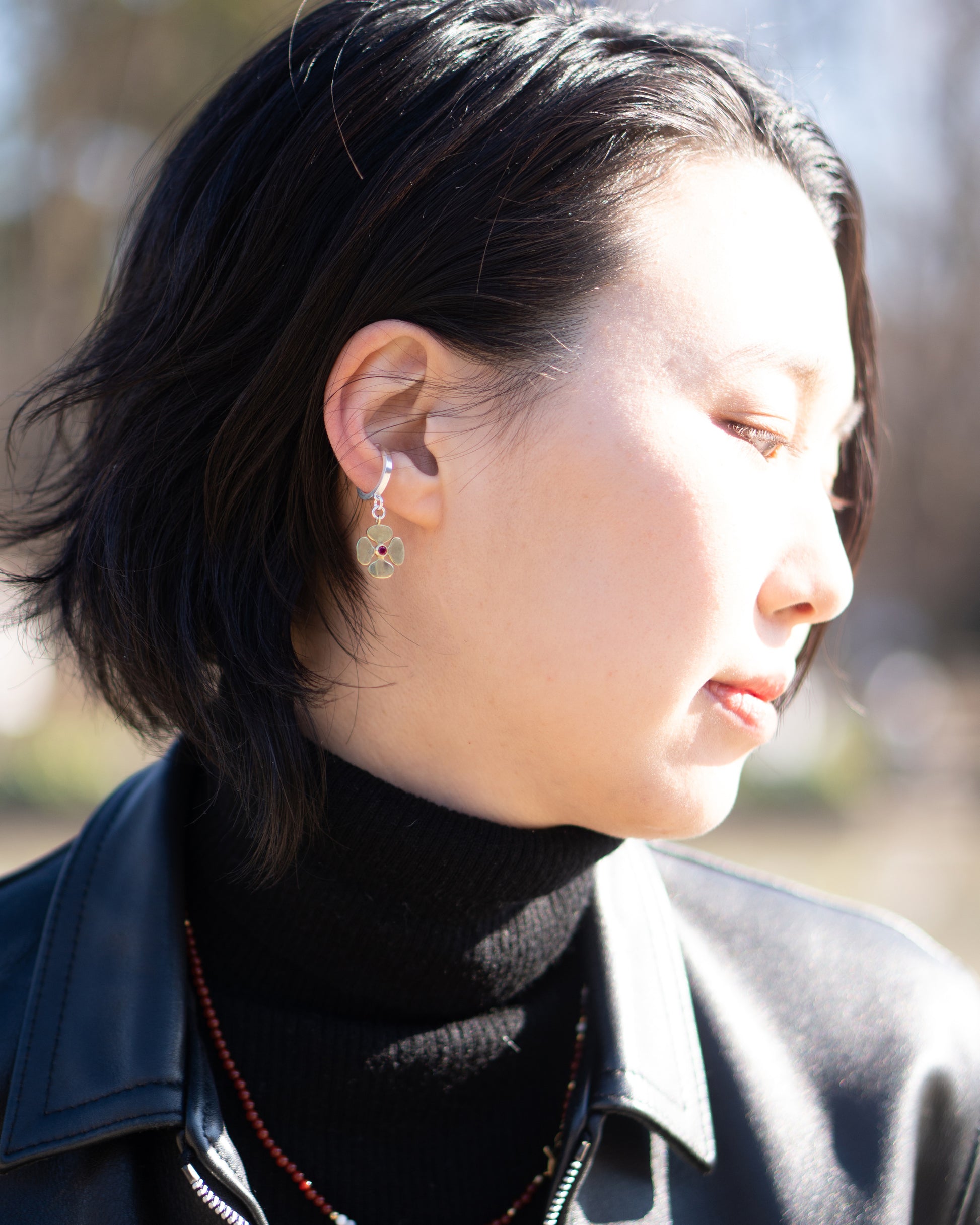 Mamiko Oda（小田満美子）× Judy On The Roof. イヤーカフ（合成ルビー／着用）2｜Oda Judy Shop