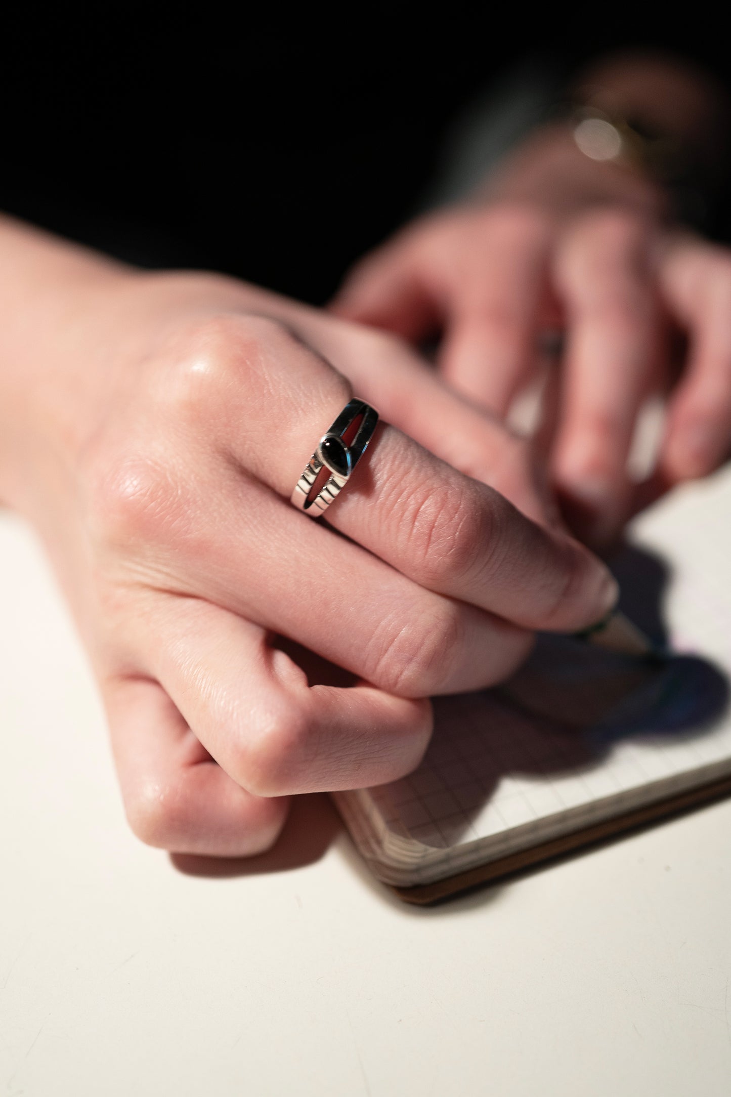 MAMIKO ODA BROCANTE RING / FOUR STRINGS LONDON BLUE ONYX (SILVER)