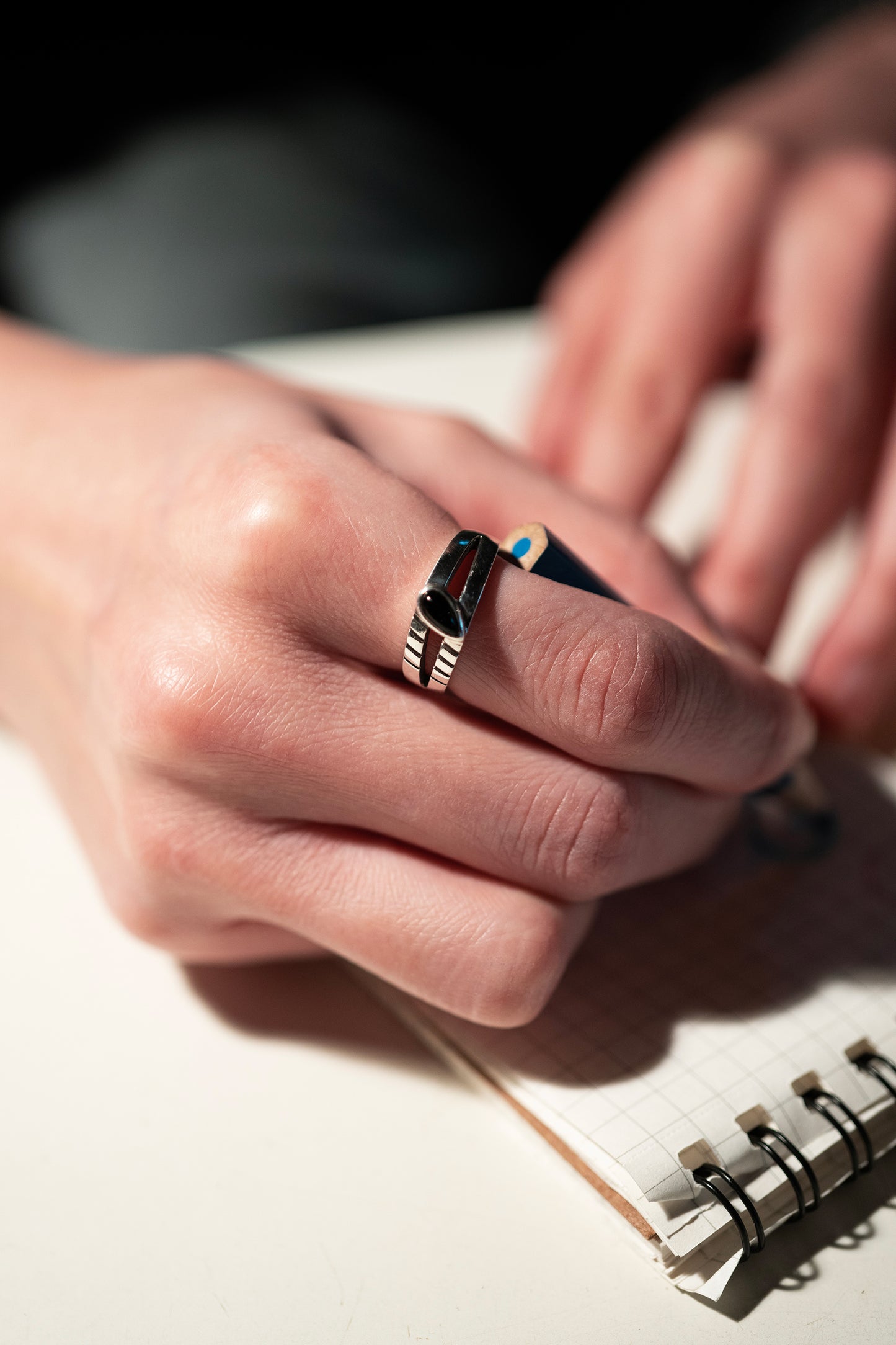 MAMIKO ODA BROCANTE RING / FOUR STRINGS LONDON BLUE ONYX (SILVER)