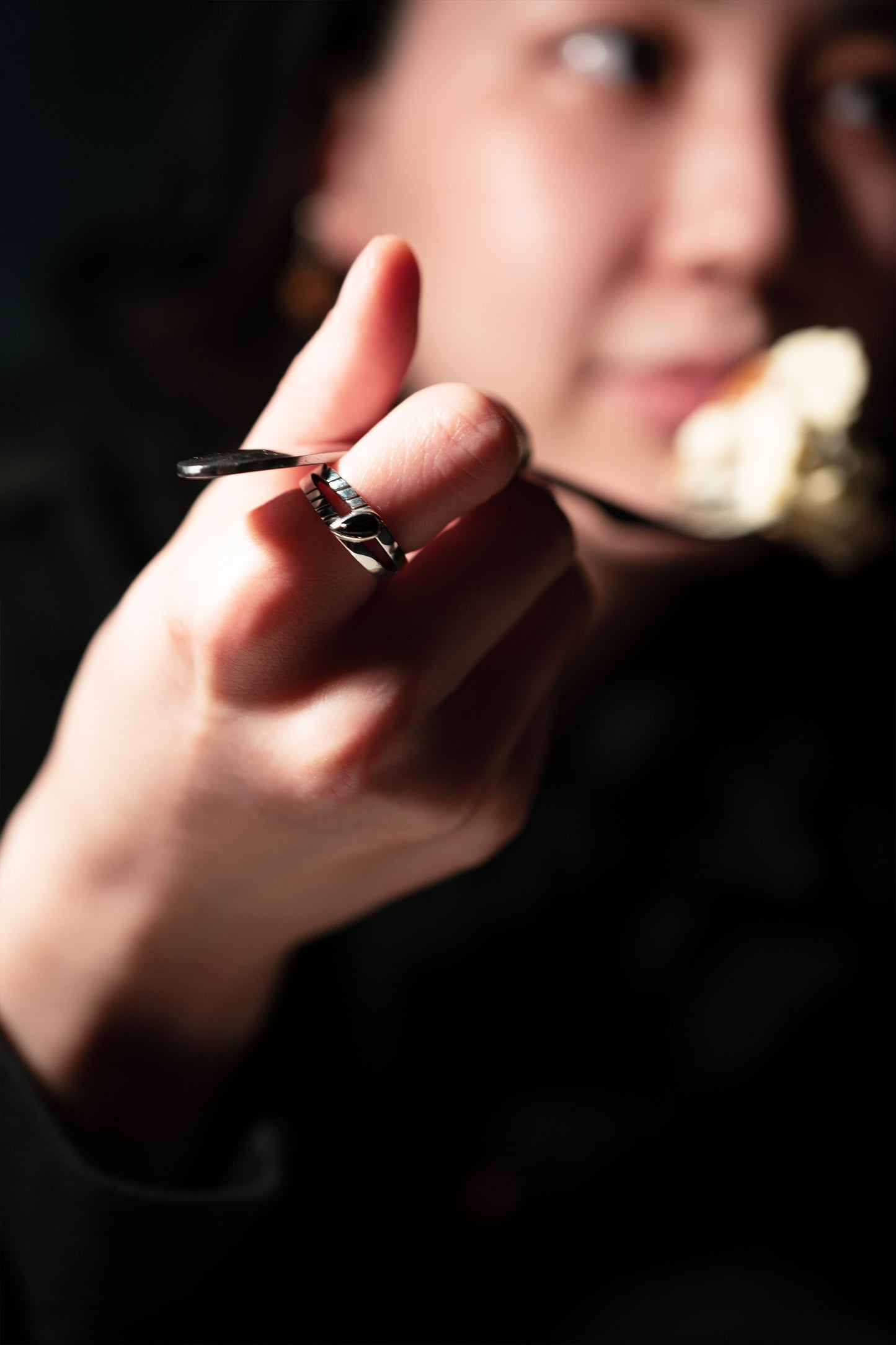 MAMIKO ODA BROCANTE RING / FOUR STRINGS LONDON BLUE ONYX (SILVER)